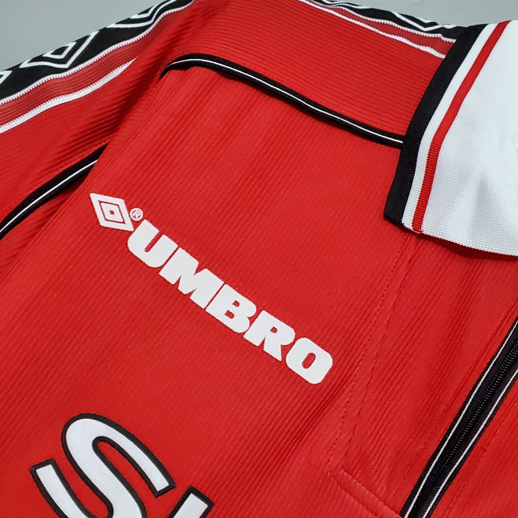MANCHESTER UNITED I 98/99 HOMBRE (RETRO) - Vitrine Futebolística
